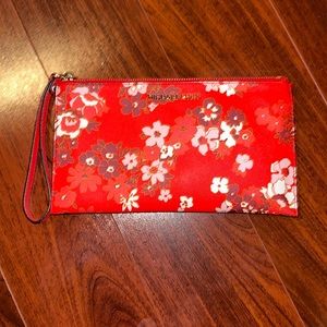 Excellent condition! Barely ever used Michael Kors wristlet